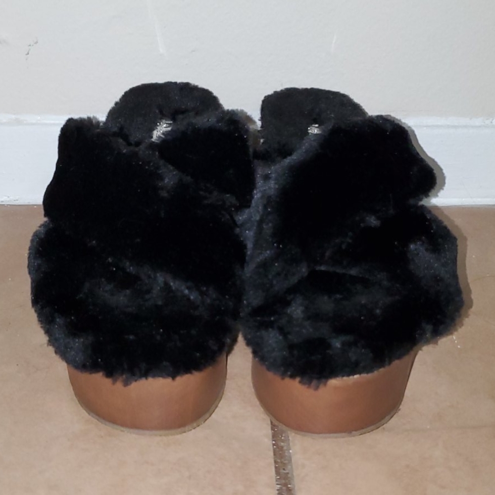 NWOT Qupid Furry Slides, Sz 6